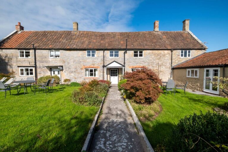 Self-catering cottages and gardens at The Middlewick